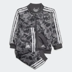 ADIDAS Dino Camo Allover Print Shiny Polyester Trainingspak -Mode Geest Verkoop dino camo allover print shiny polyester trainingspak 3