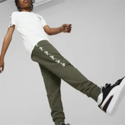 Essentials Sweatpants Met Camouflageband Voor Jongeren PUMA -Mode Geest Verkoop essentials sweatpants met camouflageband voor jongeren puma 1