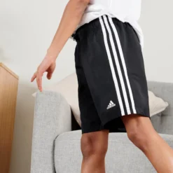 ADIDAS GYMSHORT VOOR JONGENS AEROREADY DRIE STREPEN ZWART -Mode Geest Verkoop gymshort voor jongens aeroready drie strepen zwart 10