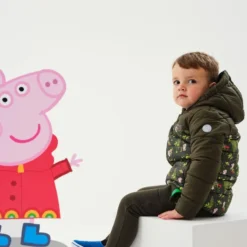 Regatta Peppa Pig Geïsoleerde Wandeljas Met Donsvoering Voor Jongens - Donkergroen -Mode Geest Verkoop peppa pig geisoleerde wandeljas met donsvoering voor jongens donkergroen 3