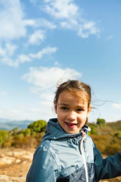 Quechua Waterdichte Trekkingjas Voor Kinderen MH150 Met Tribalprint 2 Tot 6 Jaar -Mode Geest Verkoop regenjas voor wandelen mh150 kinderen 2 6 jaar 11